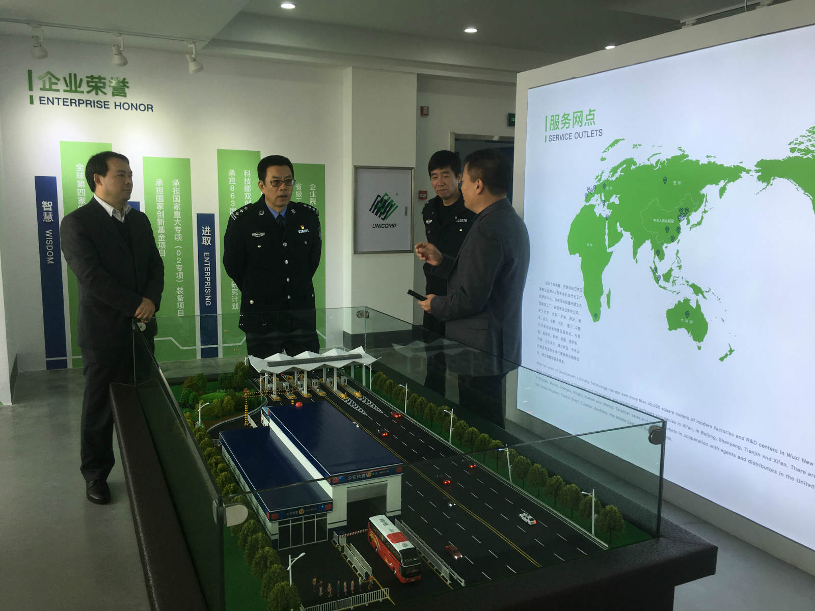 熱烈歡迎新吳區(qū)副區(qū)長、區(qū)公安局長丁旭東蒞臨日聯(lián)科技參觀調(diào)研！