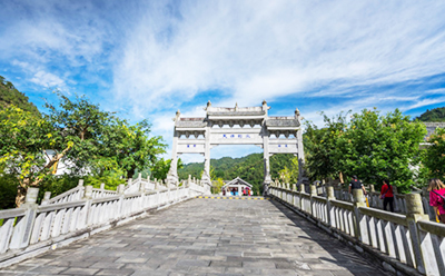 “五一”假期，測(cè)溫門(mén)助力各大景區(qū)疫情防控